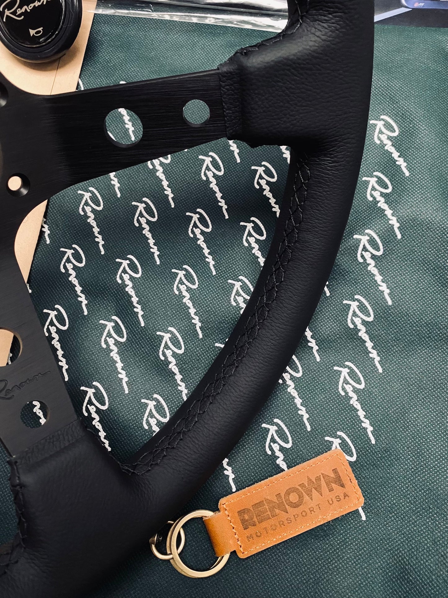 LIMITED Renown 100 Dark 330mm Steering Wheel